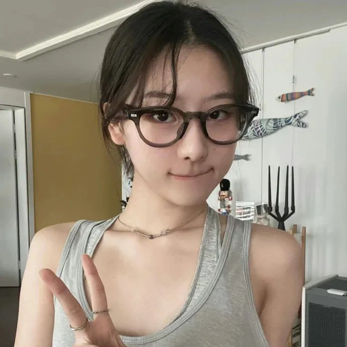 她背后的那双手